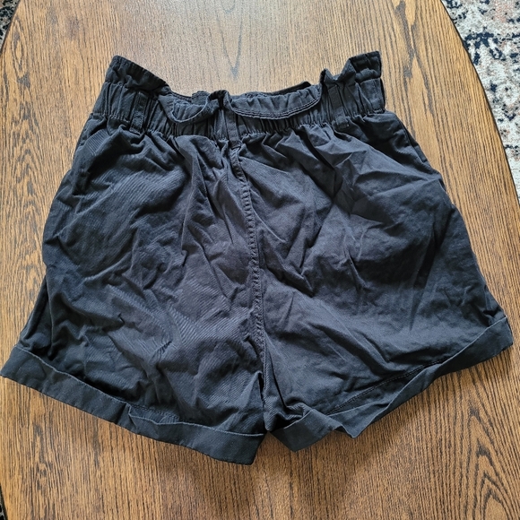 H&M Black Paperbag Cuffed Thigh High Waisted Shorts Size Women's 12 - Picture 3 of 9